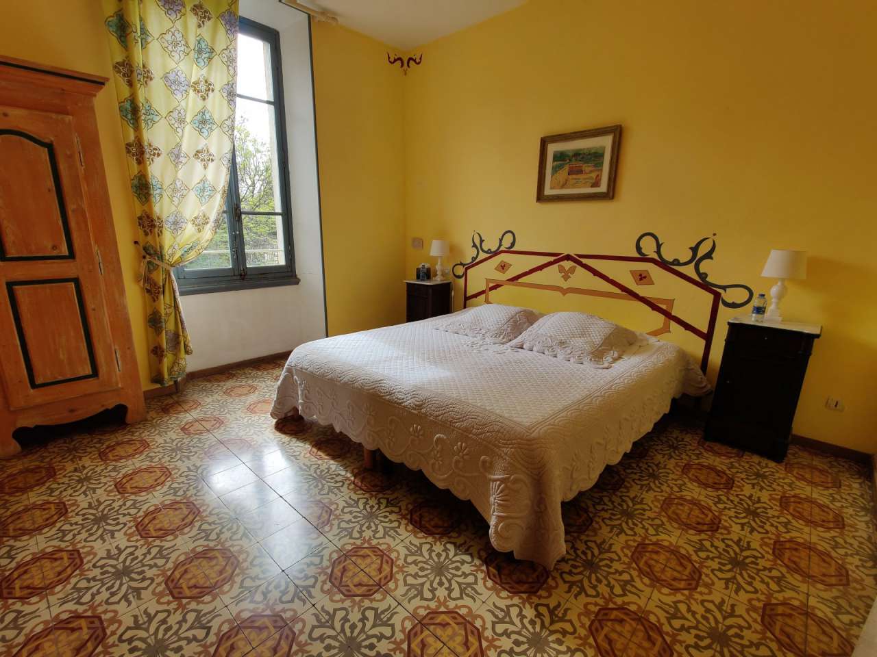 Substantial 14 bedroom wine estate, which is ideally situated on the edge o