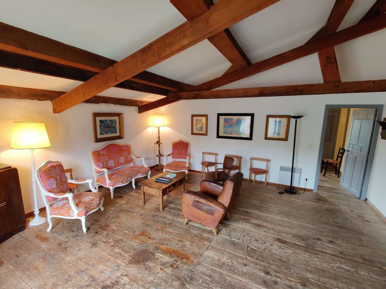 Substantial 14 bedroom wine estate, which is ideally situated on the edge o