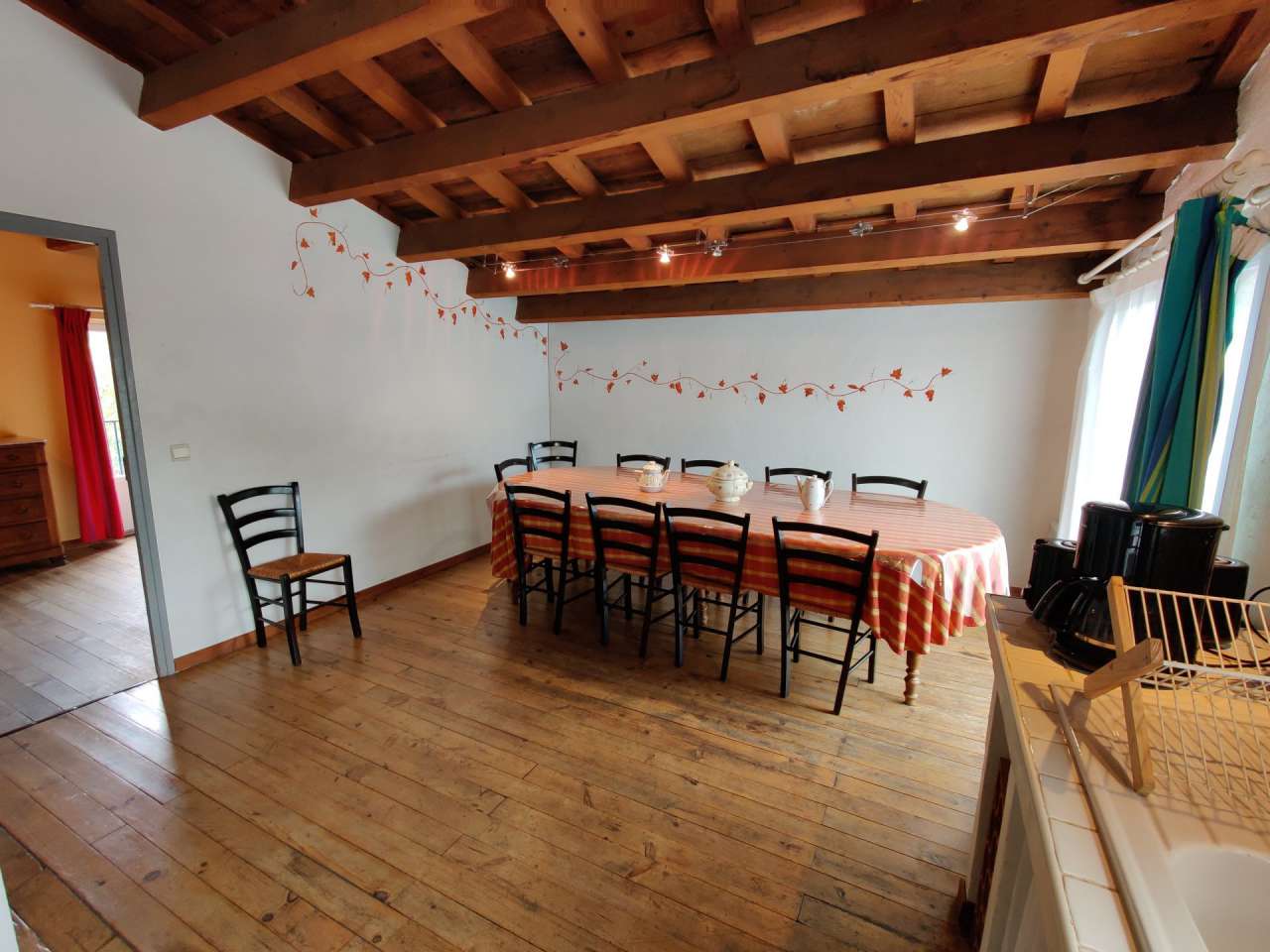 Substantial 14 bedroom wine estate, which is ideally situated on the edge o