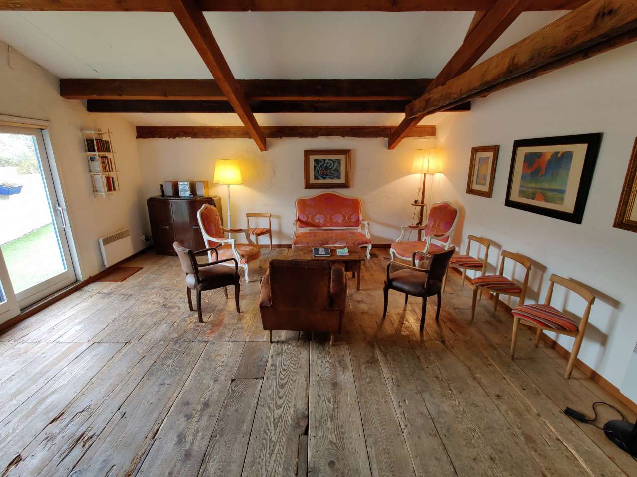 Substantial 14 bedroom wine estate, which is ideally situated on the edge o