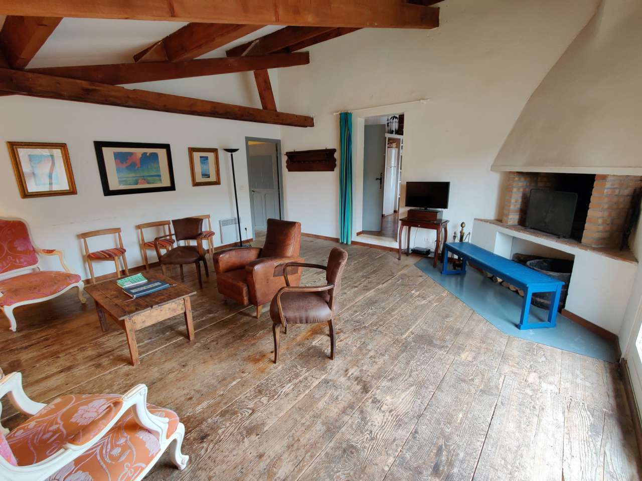 Substantial 14 bedroom wine estate, which is ideally situated on the edge o