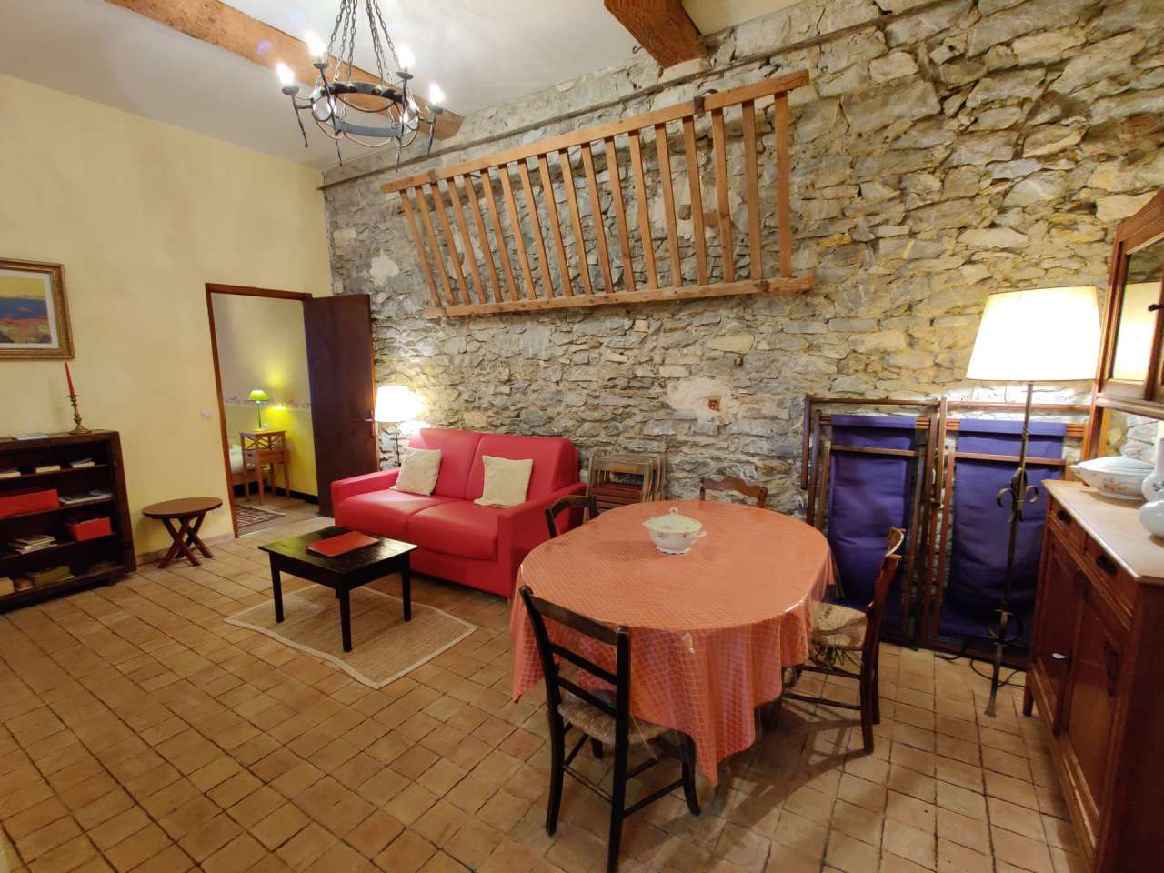 Substantial 14 bedroom wine estate, which is ideally situated on the edge o