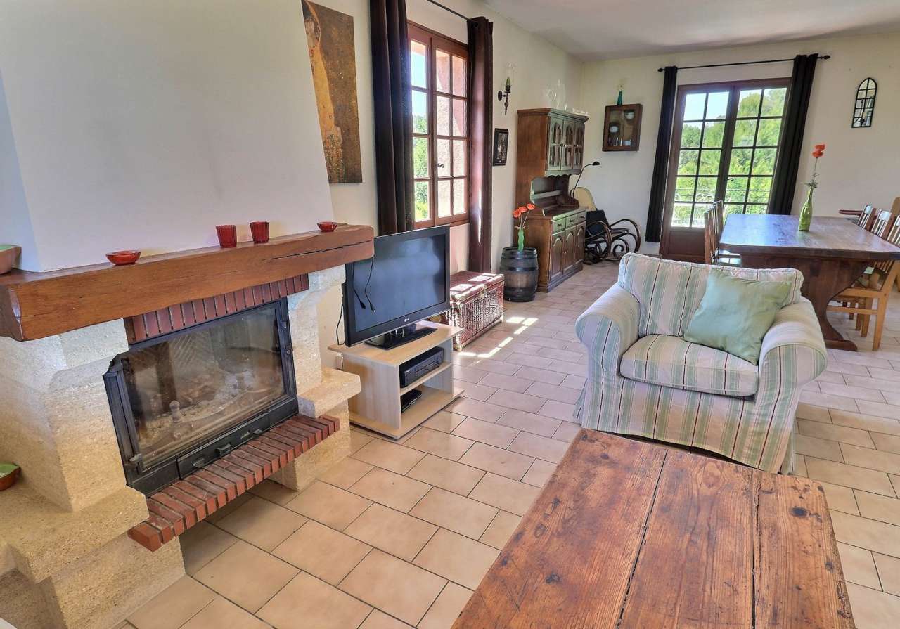 Full of Provencal character and charm, this spacious 6 bedroom villa is aut