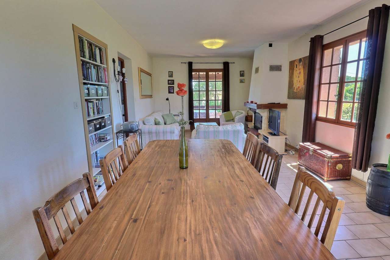 Full of Provencal character and charm, this spacious 6 bedroom villa is aut