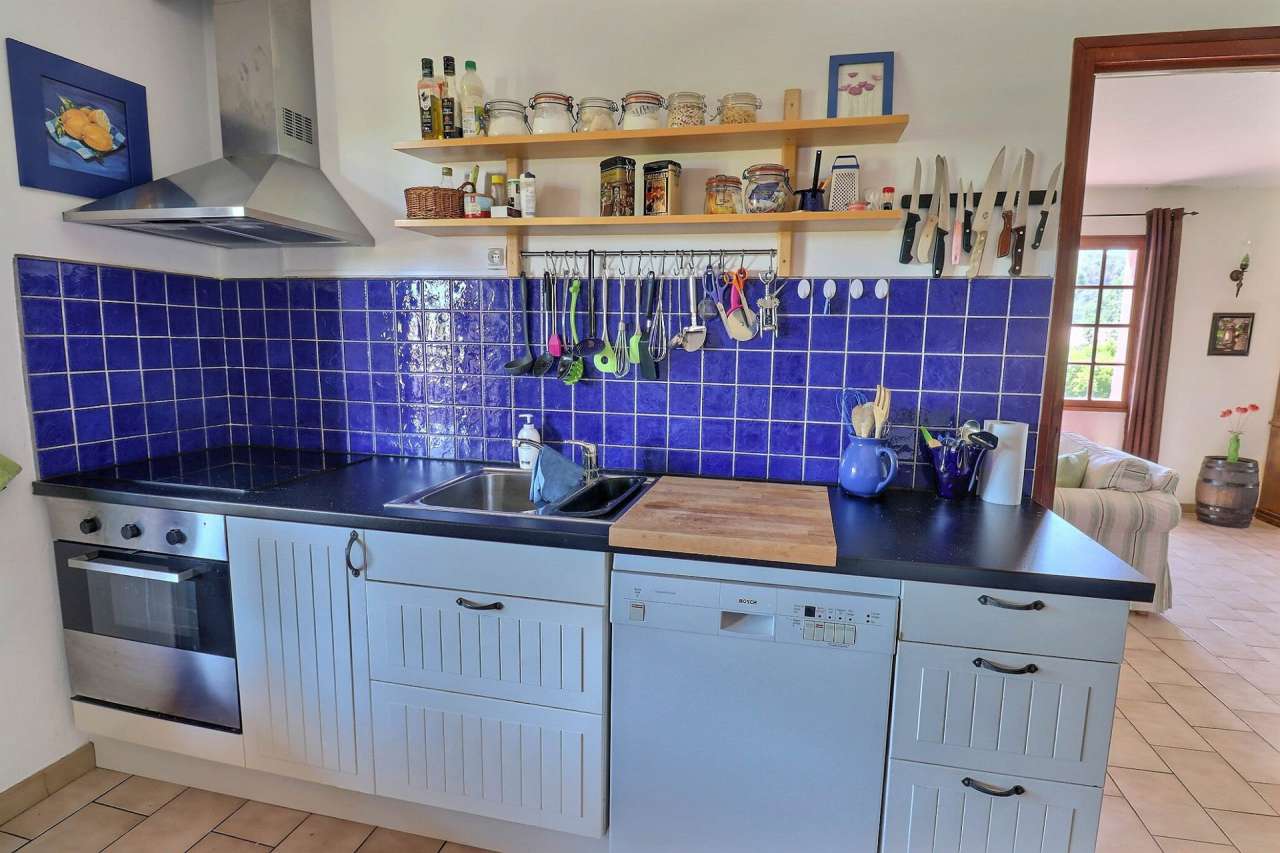 Full of Provencal character and charm, this spacious 6 bedroom villa is aut