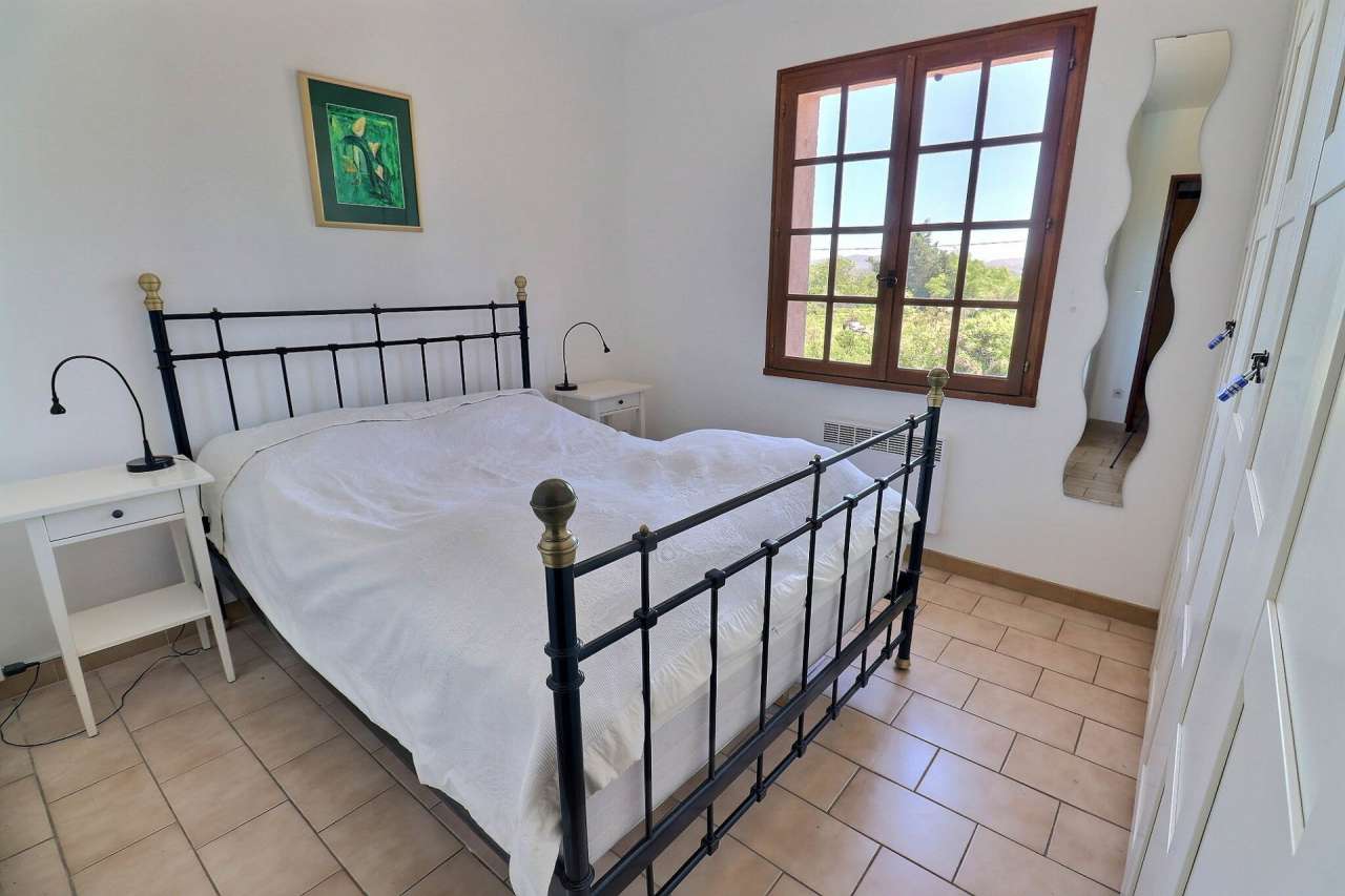 Full of Provencal character and charm, this spacious 6 bedroom villa is aut