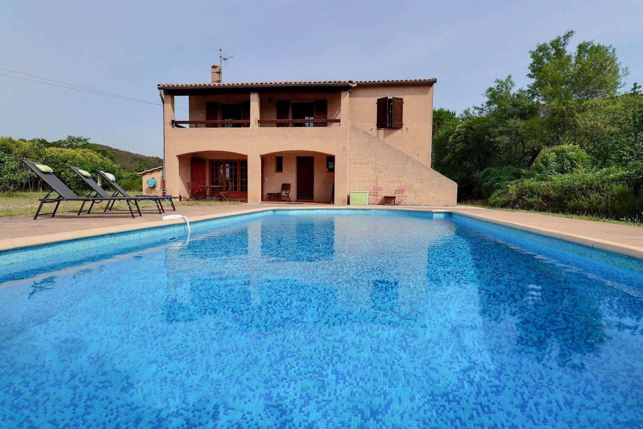 Full of Provencal character and charm, this spacious 6 bedroom villa is aut