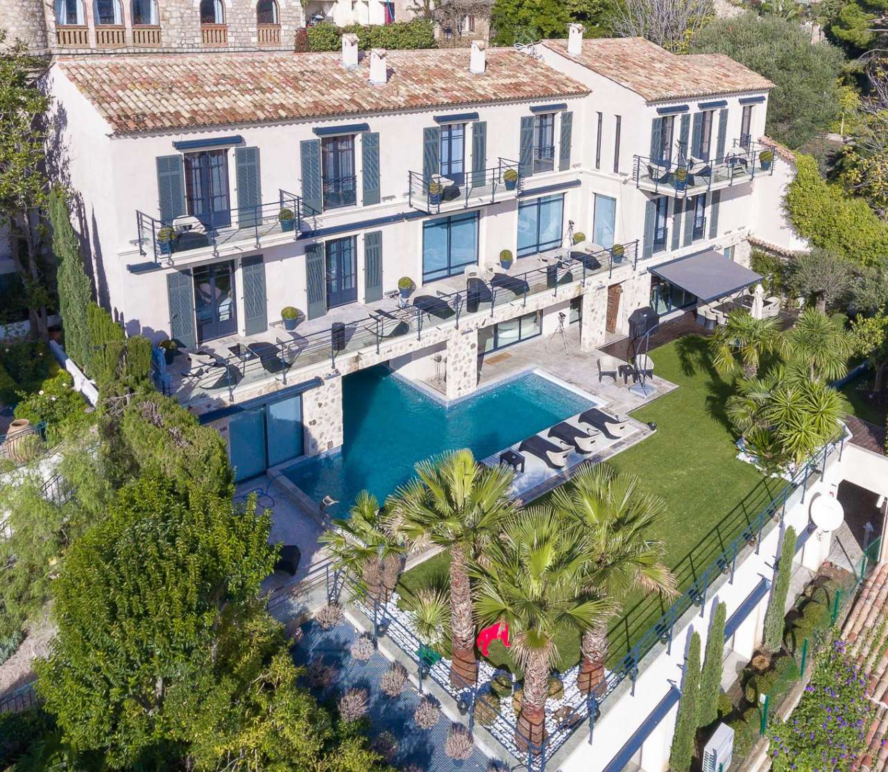 With simply stunning sea and harbour views, this prestigious 8 bedroom vill