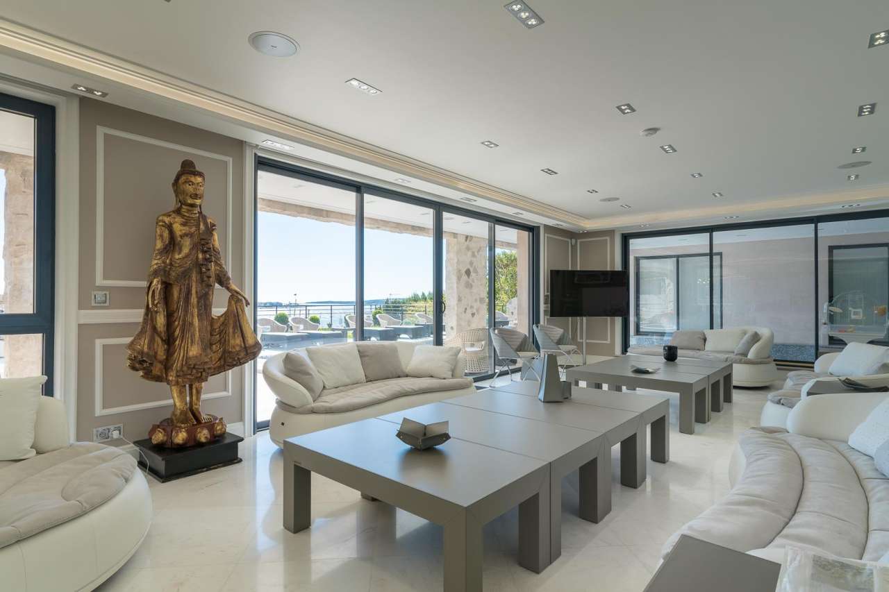 With simply stunning sea and harbour views, this prestigious 8 bedroom vill