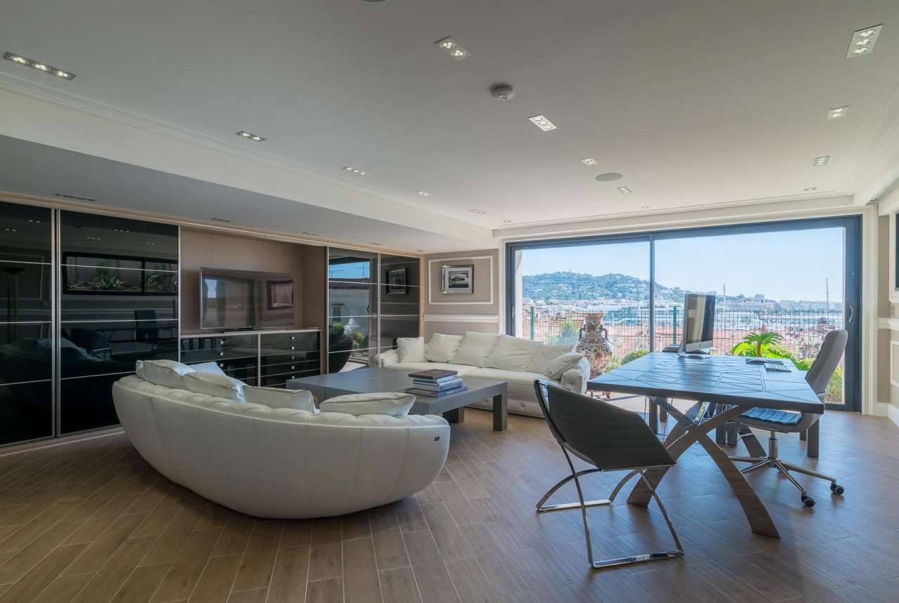 With simply stunning sea and harbour views, this prestigious 8 bedroom vill