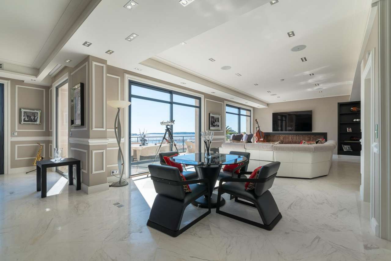 With simply stunning sea and harbour views, this prestigious 8 bedroom vill
