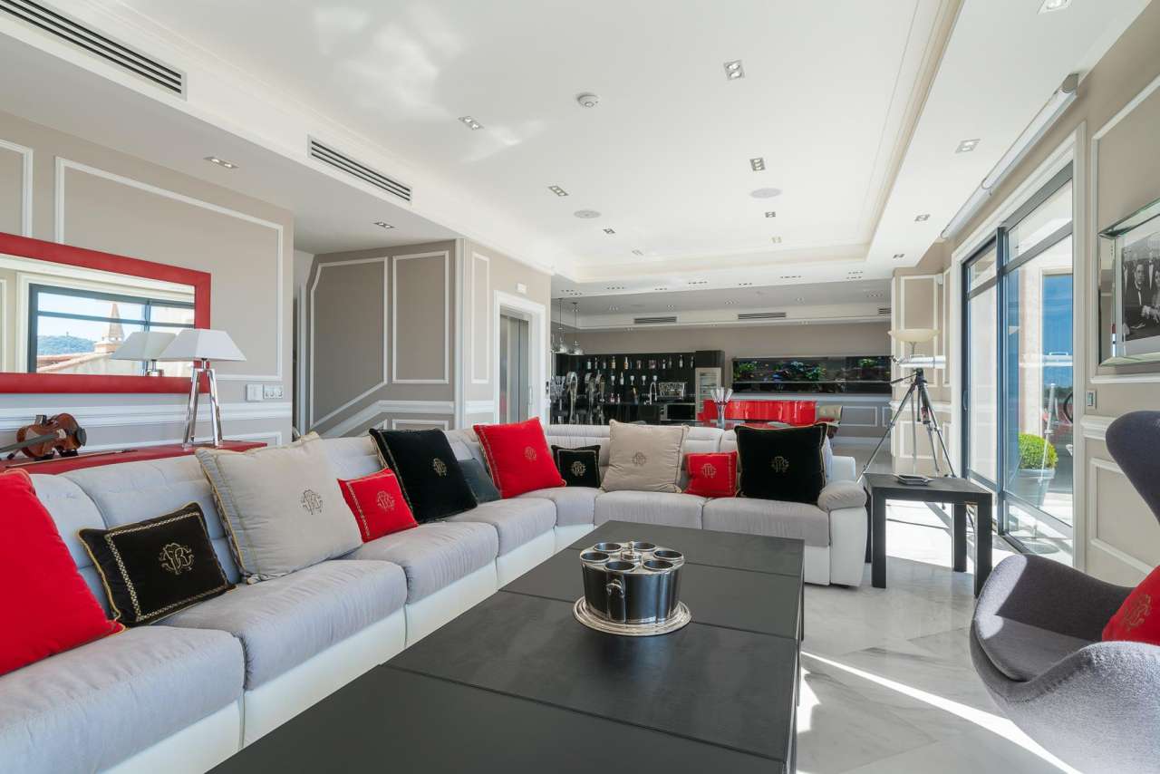 With simply stunning sea and harbour views, this prestigious 8 bedroom vill