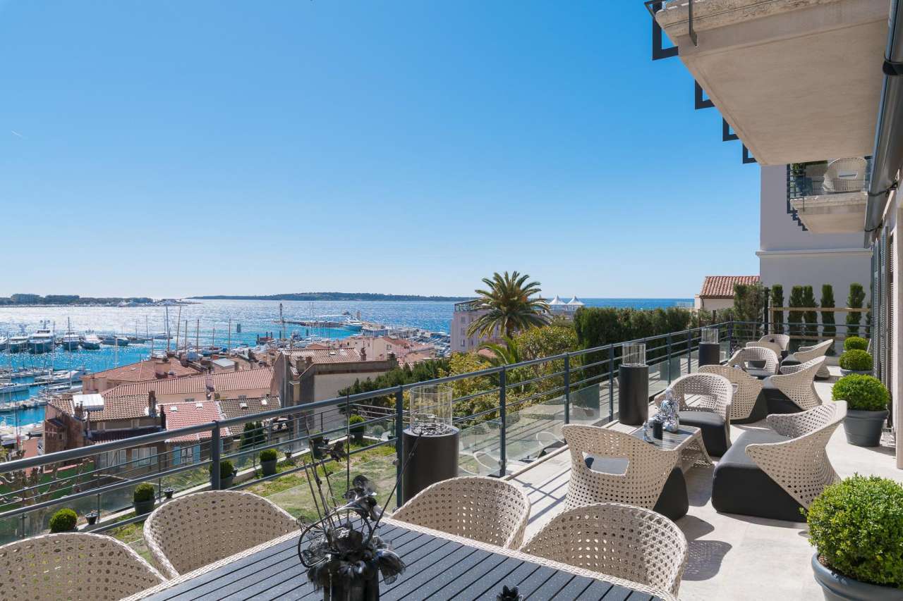 With simply stunning sea and harbour views, this prestigious 8 bedroom vill
