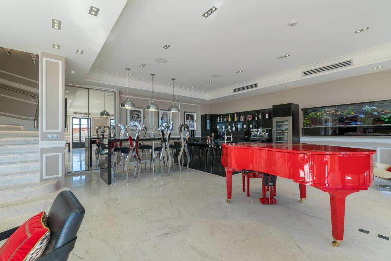 With simply stunning sea and harbour views, this prestigious 8 bedroom vill