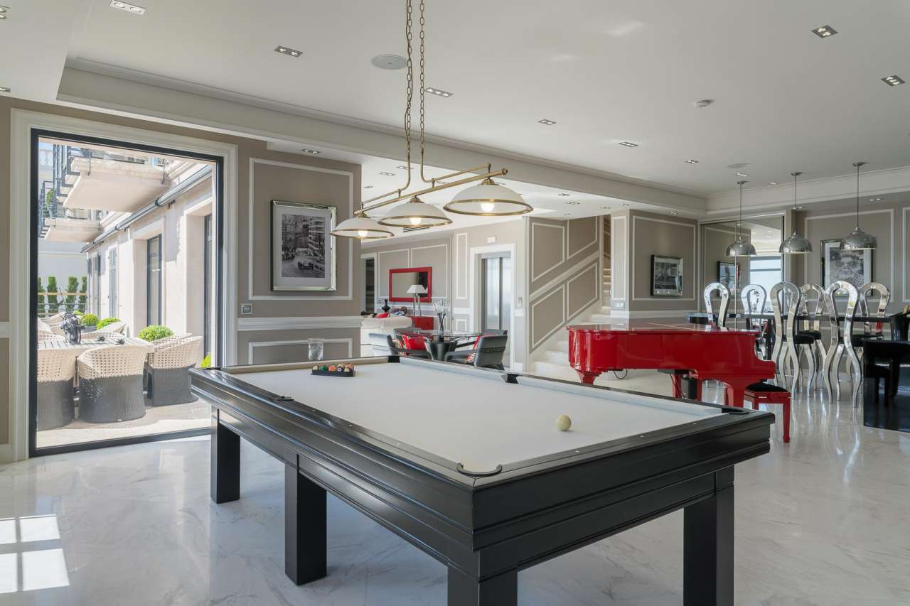 With simply stunning sea and harbour views, this prestigious 8 bedroom vill