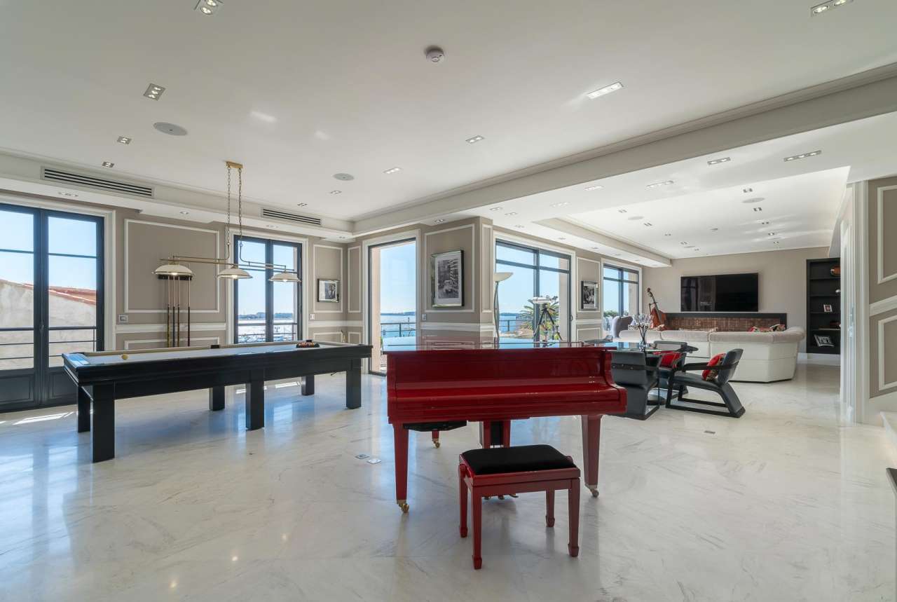 With simply stunning sea and harbour views, this prestigious 8 bedroom vill