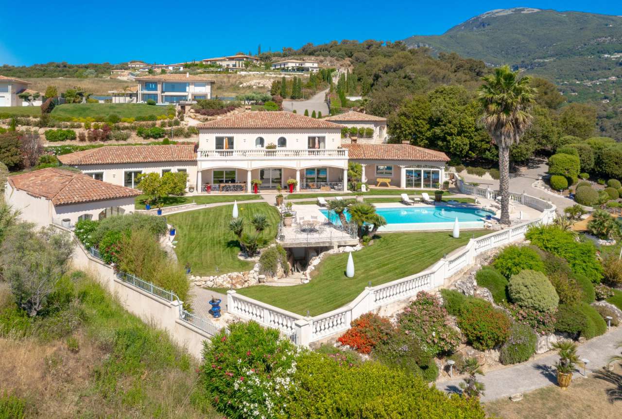 Luxurious 5 bedroom villa, with a vast total living area of 600m2, ideally