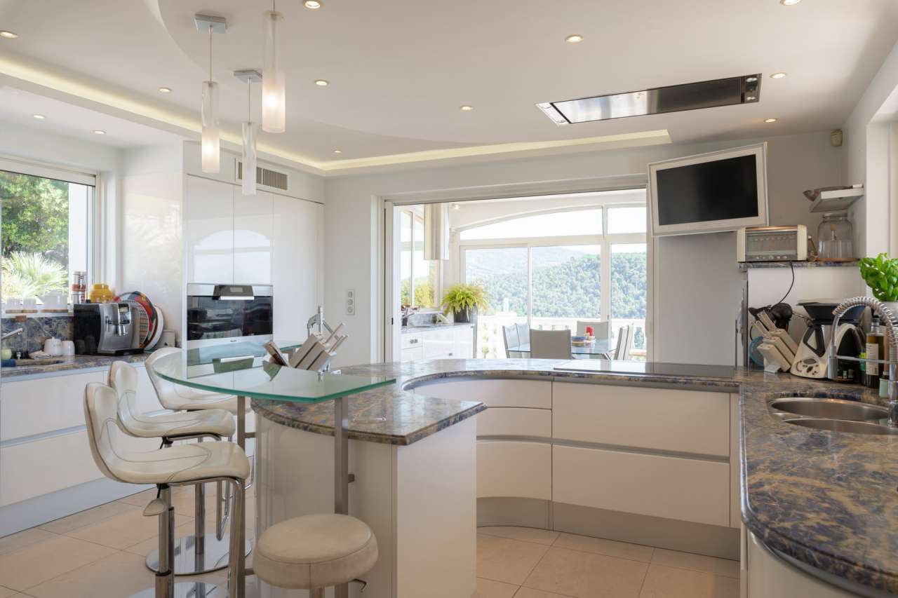 Luxurious 5 bedroom villa, with a vast total living area of 600m2, ideally