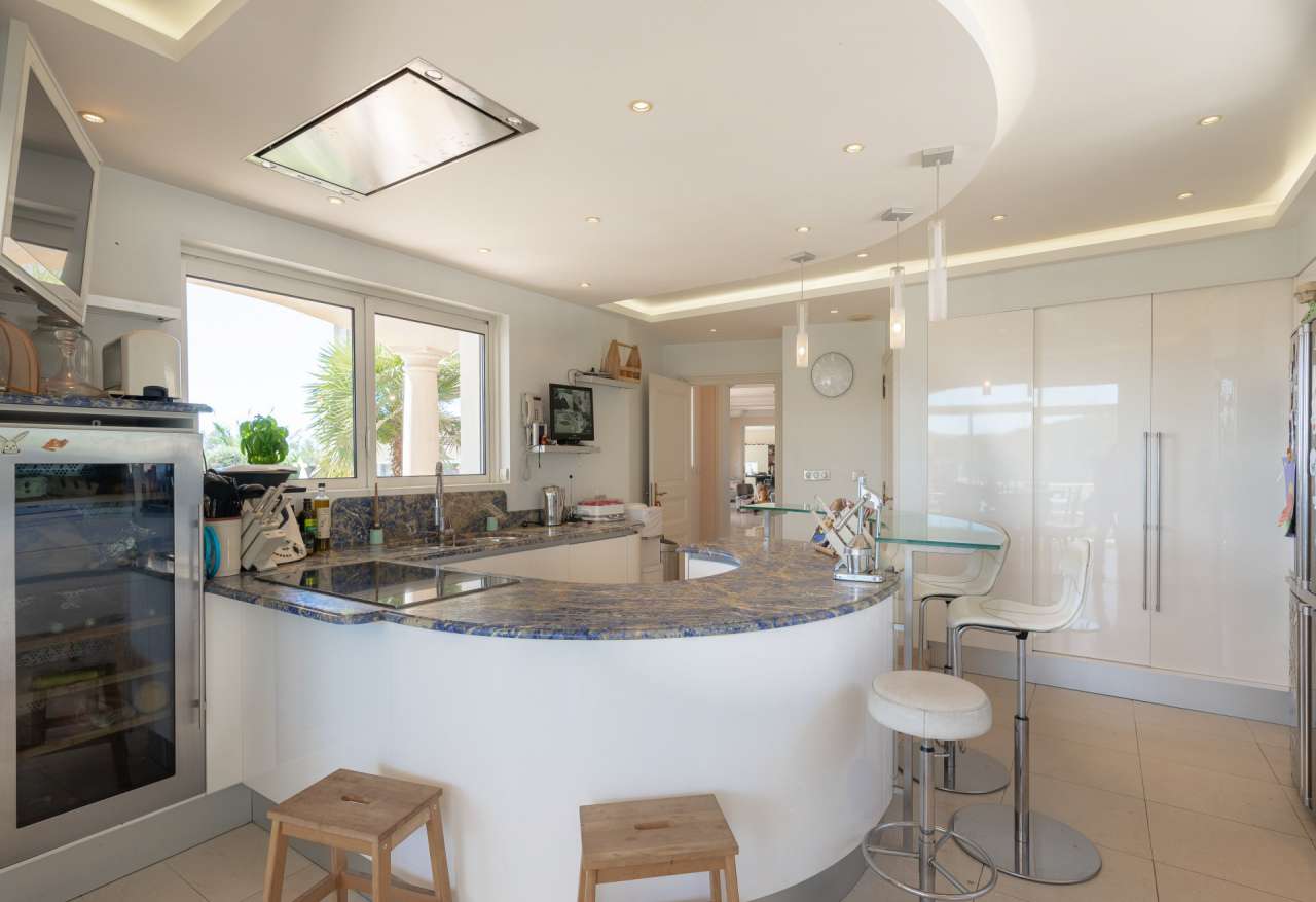 Luxurious 5 bedroom villa, with a vast total living area of 600m2, ideally