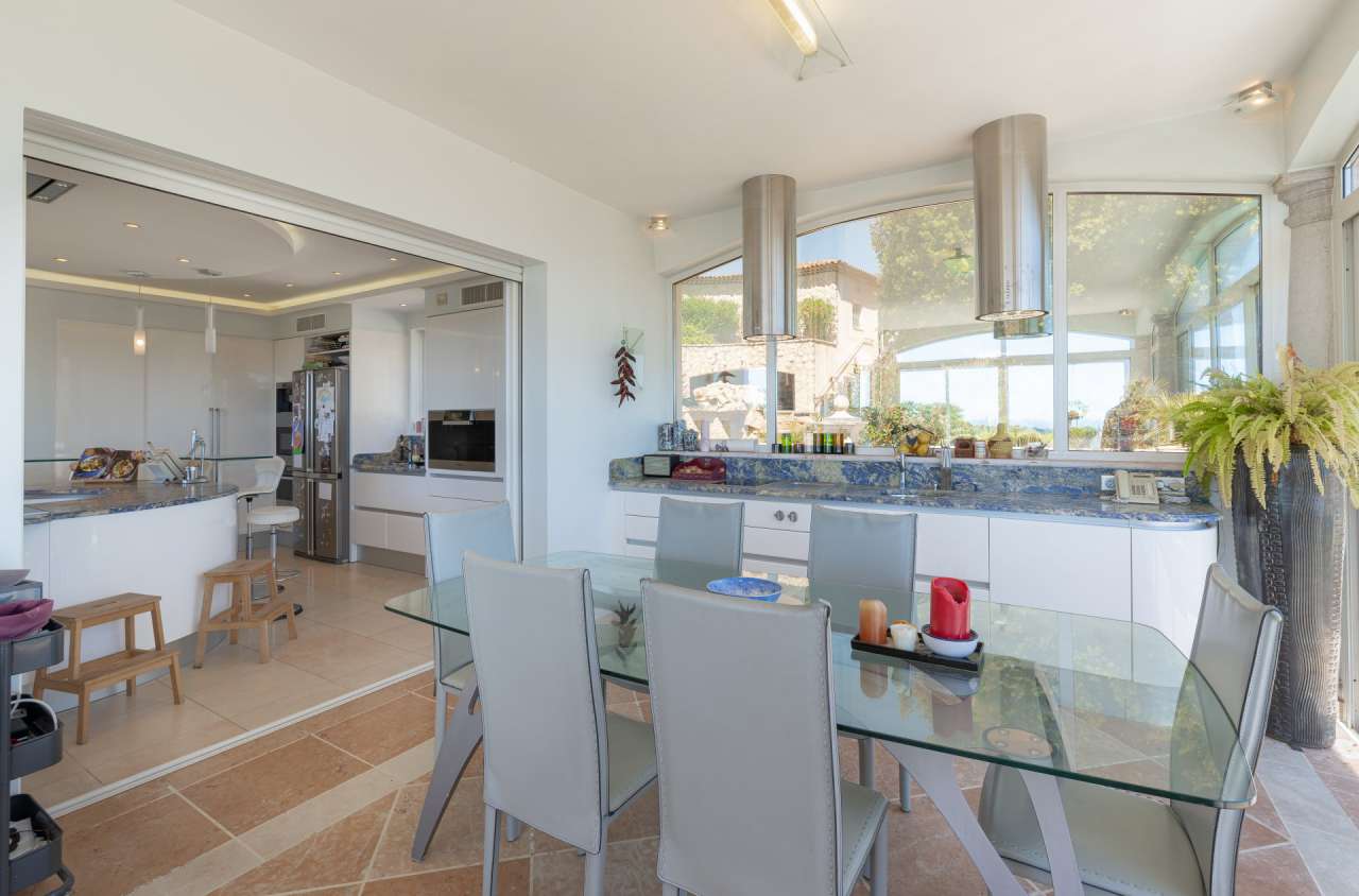 Luxurious 5 bedroom villa, with a vast total living area of 600m2, ideally