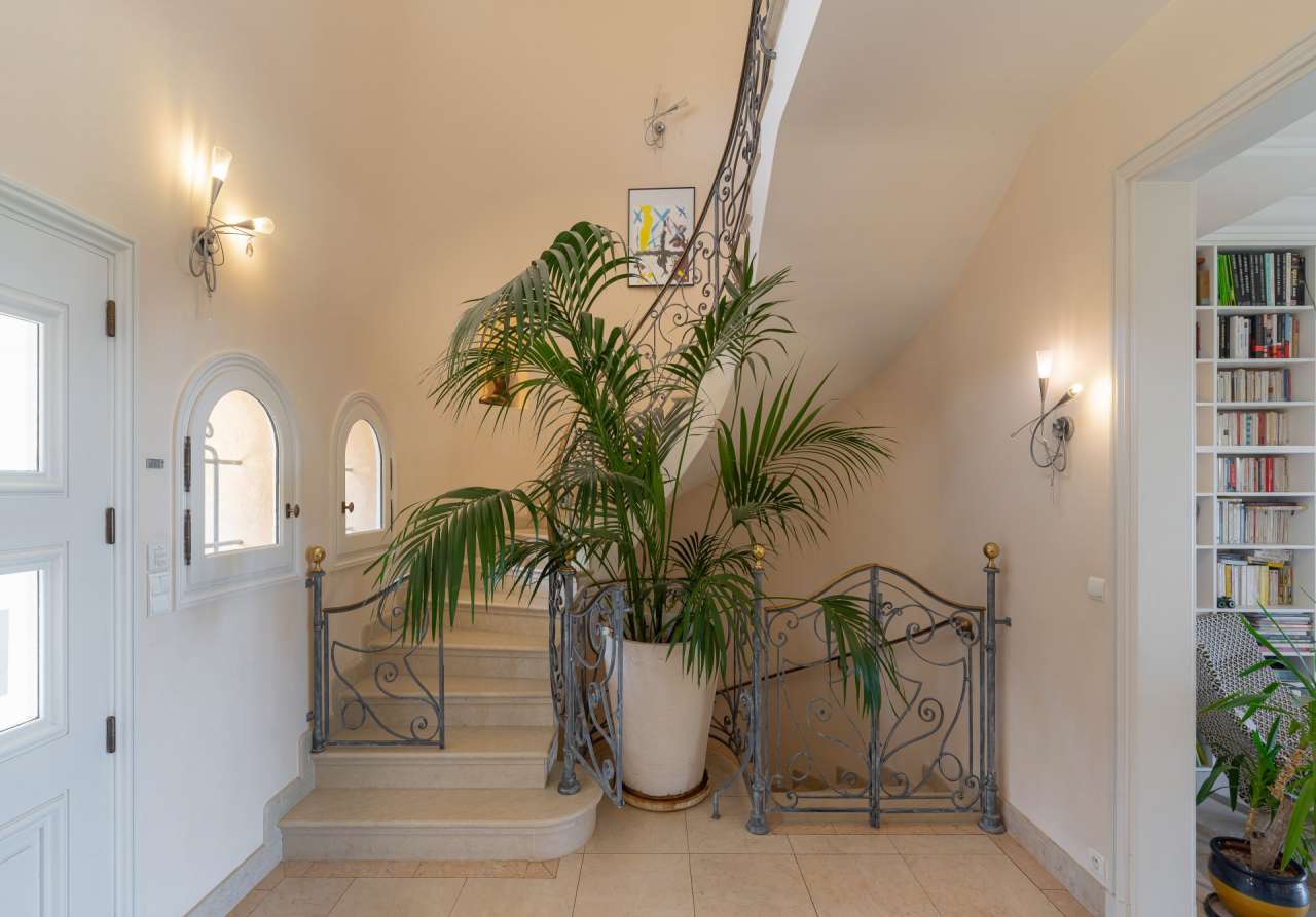 Luxurious 5 bedroom villa, with a vast total living area of 600m2, ideally