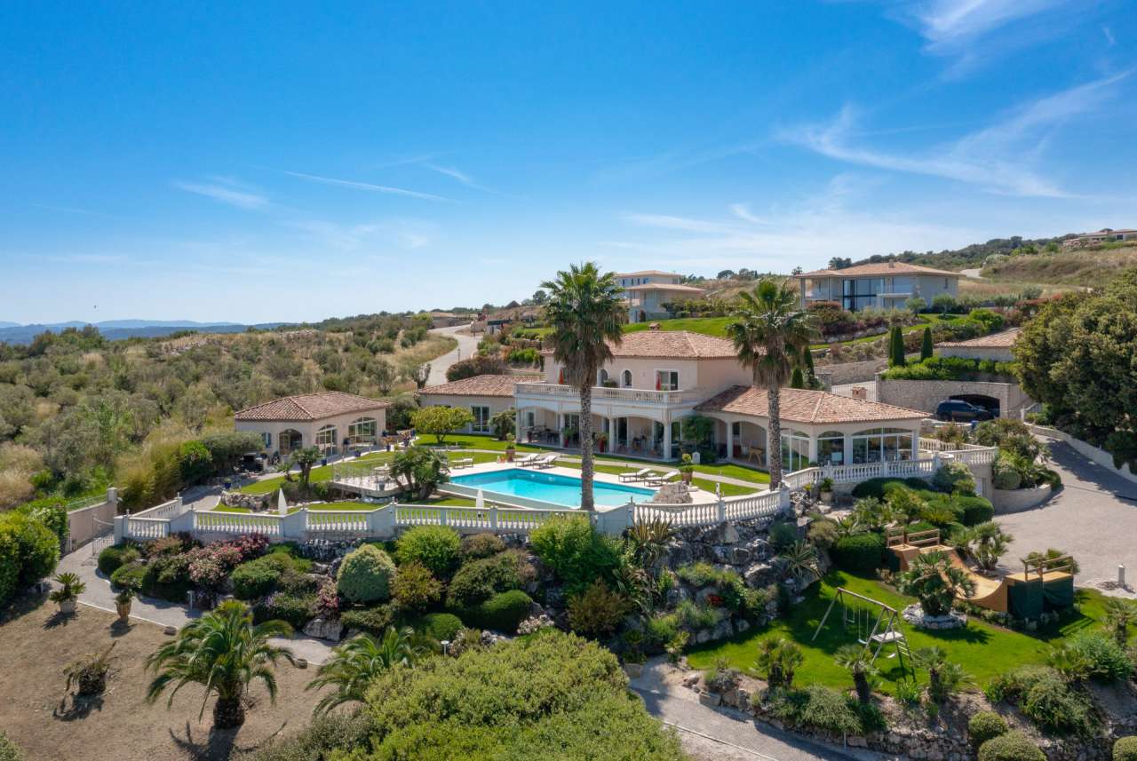 Luxurious 5 bedroom villa, with a vast total living area of 600m2, ideally