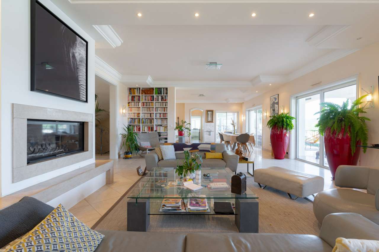 Luxurious 5 bedroom villa, with a vast total living area of 600m2, ideally