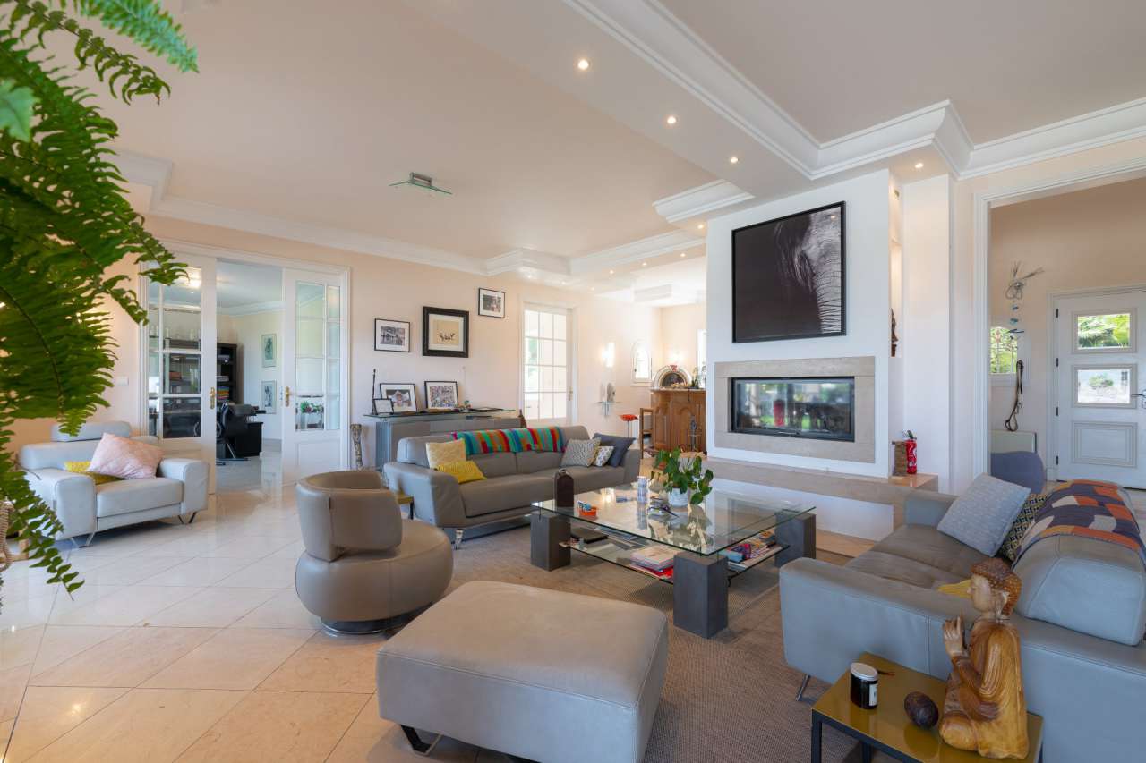 Luxurious 5 bedroom villa, with a vast total living area of 600m2, ideally