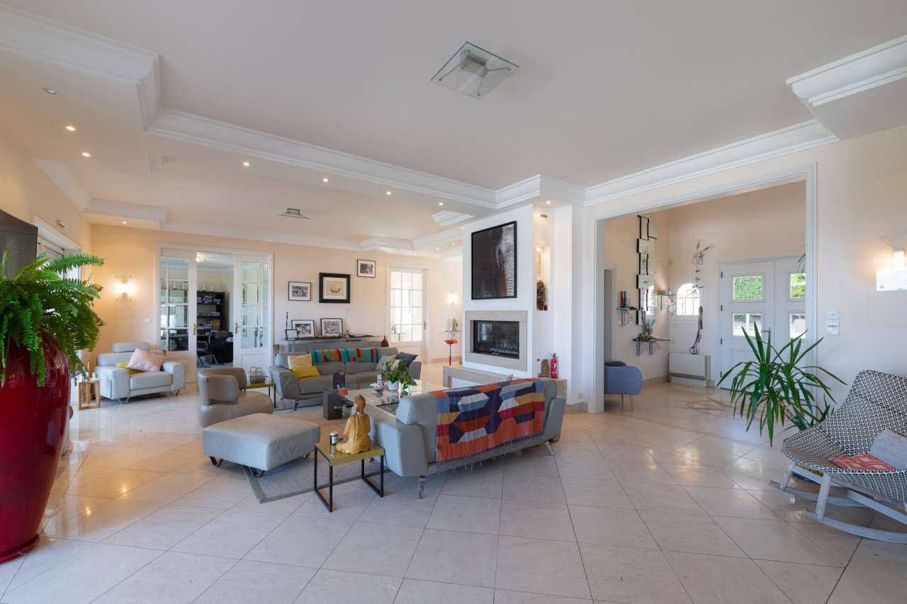 Luxurious 5 bedroom villa, with a vast total living area of 600m2, ideally