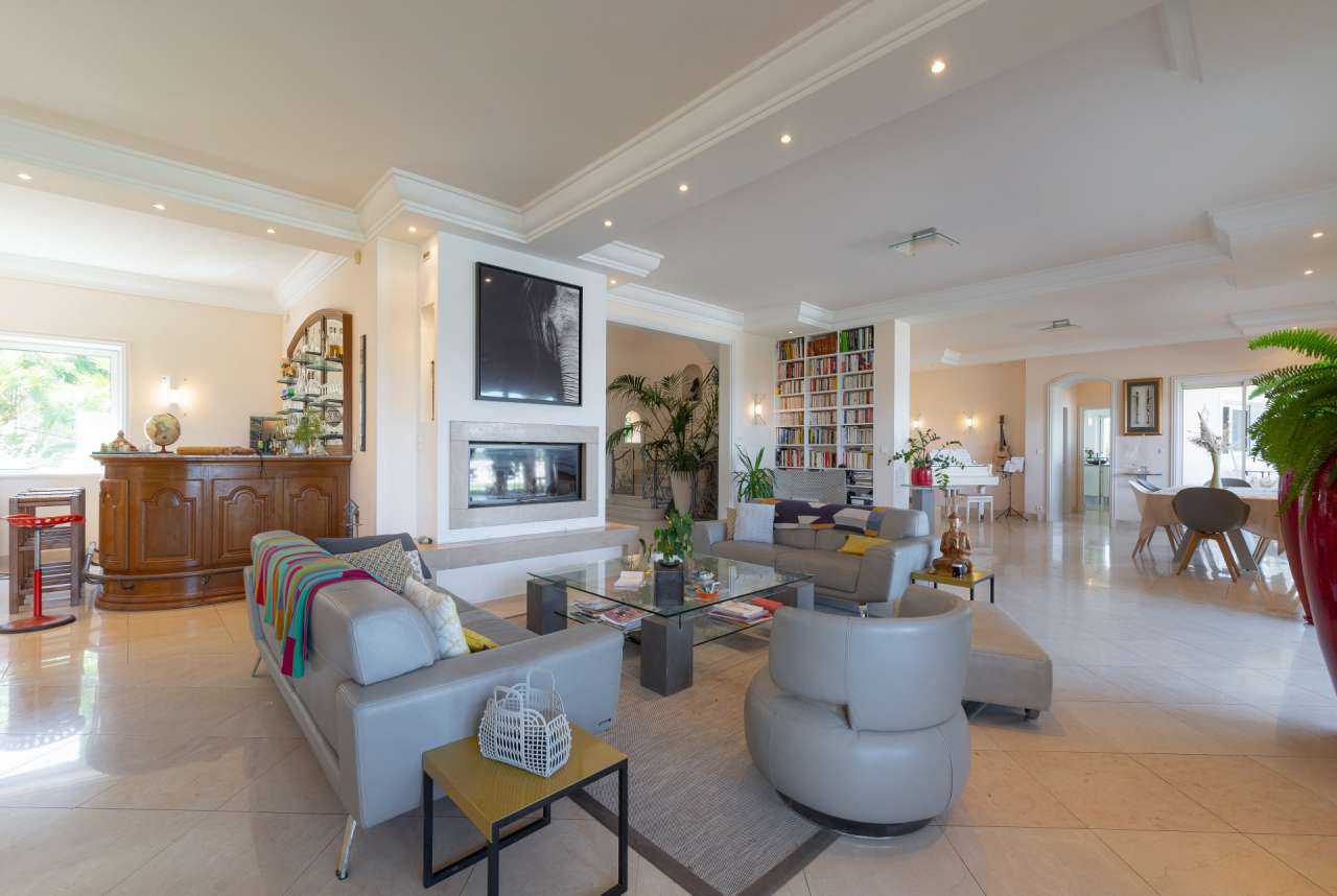 Luxurious 5 bedroom villa, with a vast total living area of 600m2, ideally