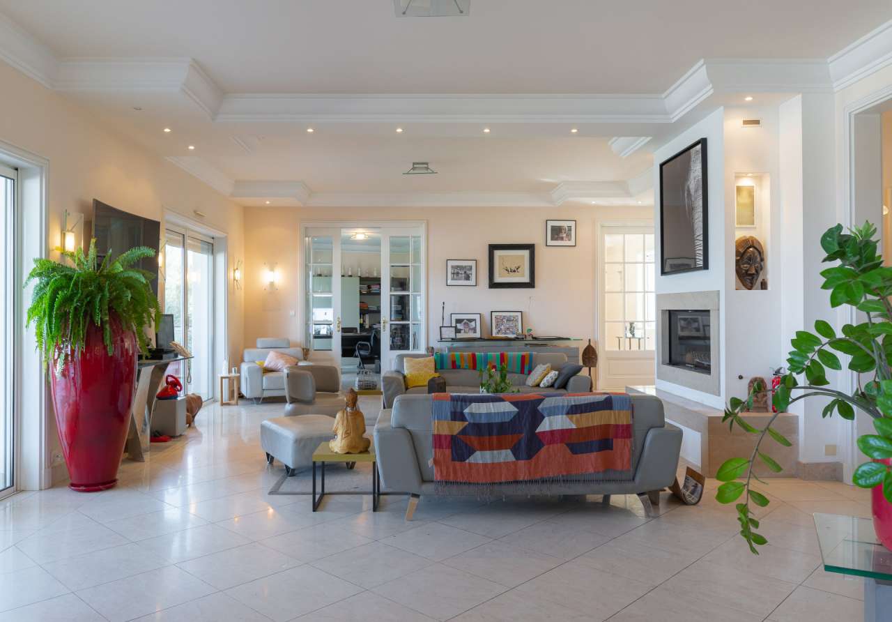 Luxurious 5 bedroom villa, with a vast total living area of 600m2, ideally