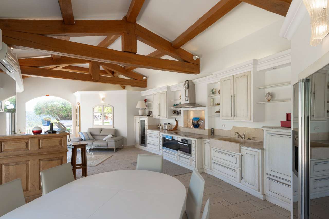 Luxurious 5 bedroom villa, with a vast total living area of 600m2, ideally