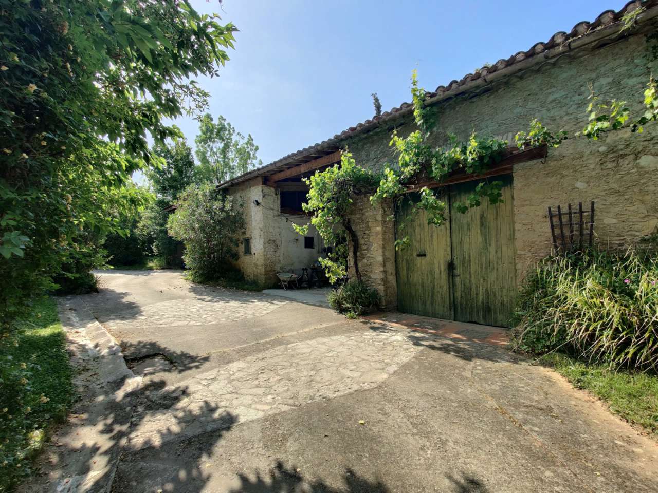 Located in a quiet setting on the edge of Limoux and with a total of 7 bedr