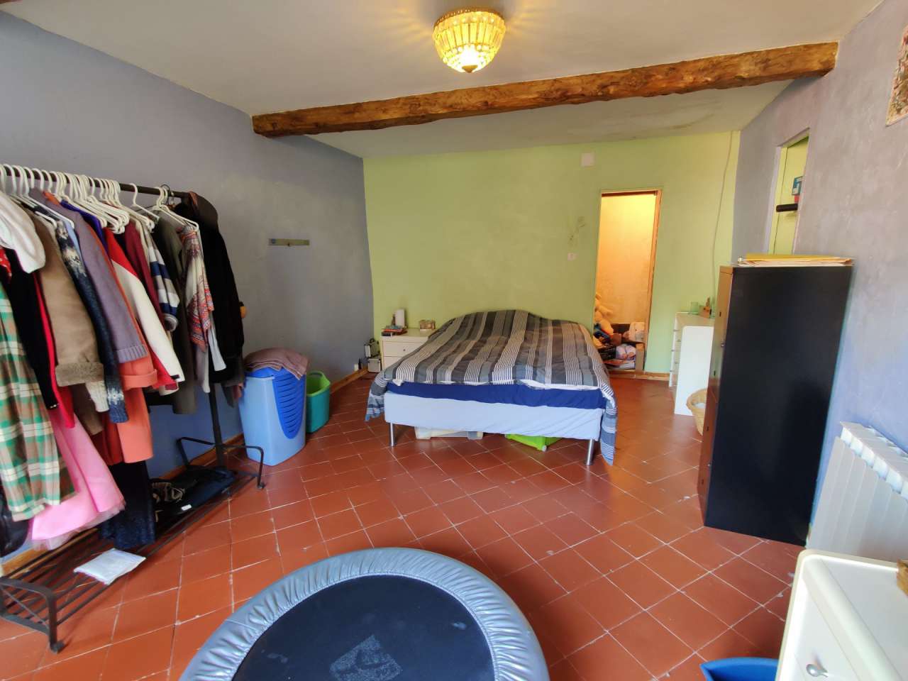 Located in a quiet setting on the edge of Limoux and with a total of 7 bedr