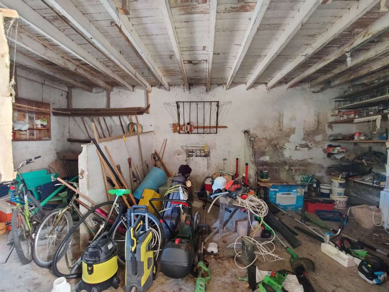 Located in a quiet setting on the edge of Limoux and with a total of 7 bedr