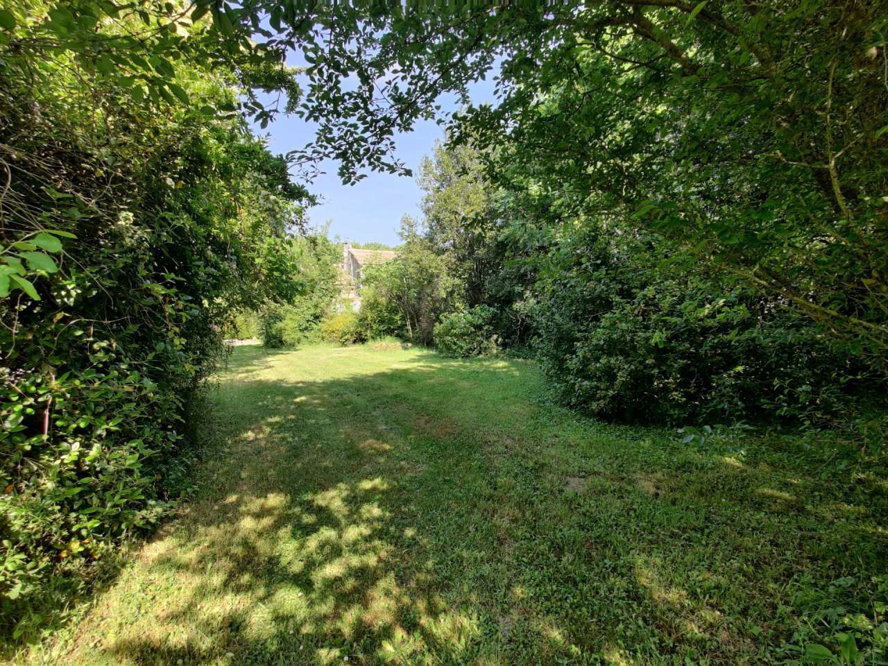 Located in a quiet setting on the edge of Limoux and with a total of 7 bedr