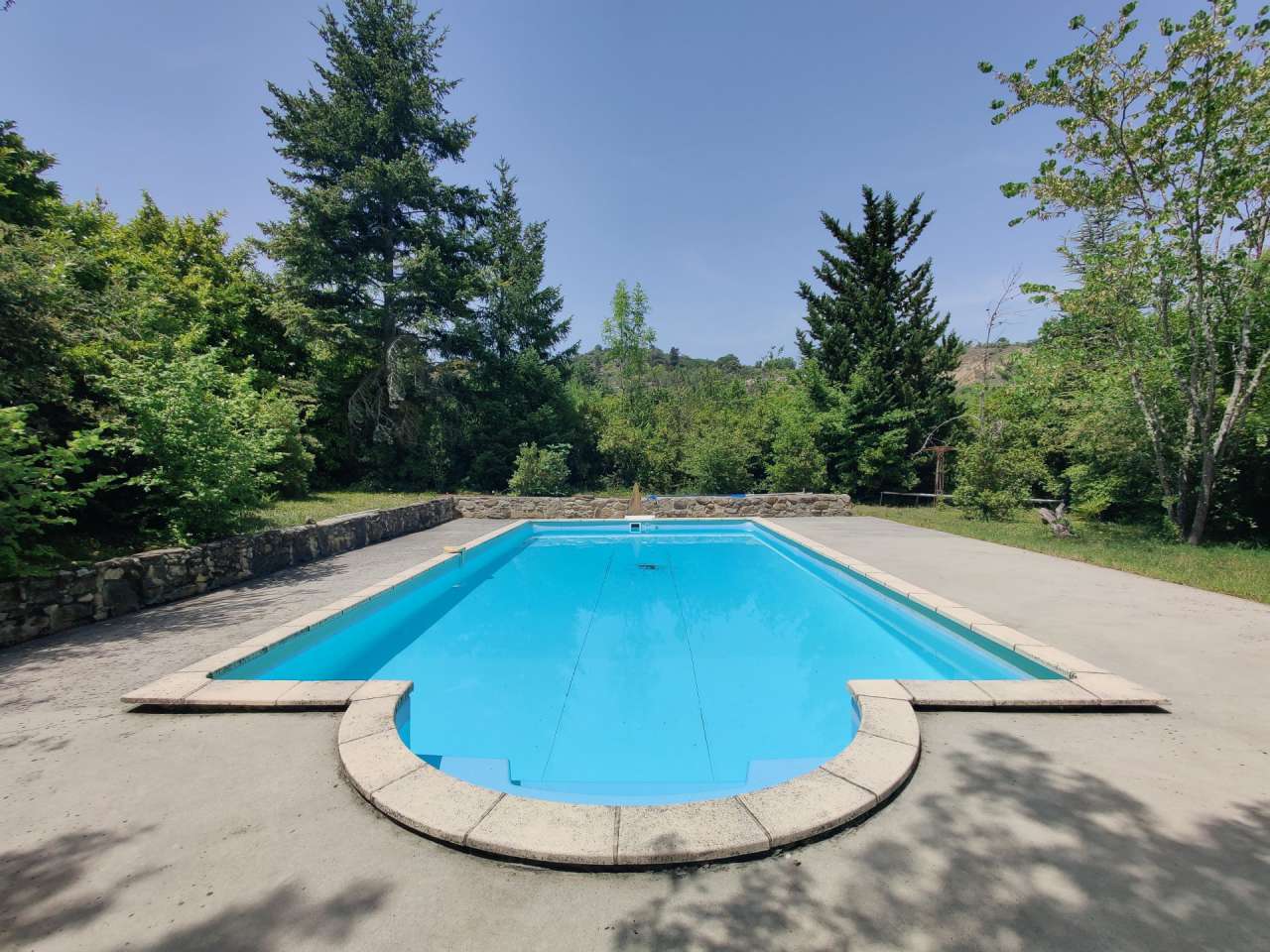 Located in a quiet setting on the edge of Limoux and with a total of 7 bedr