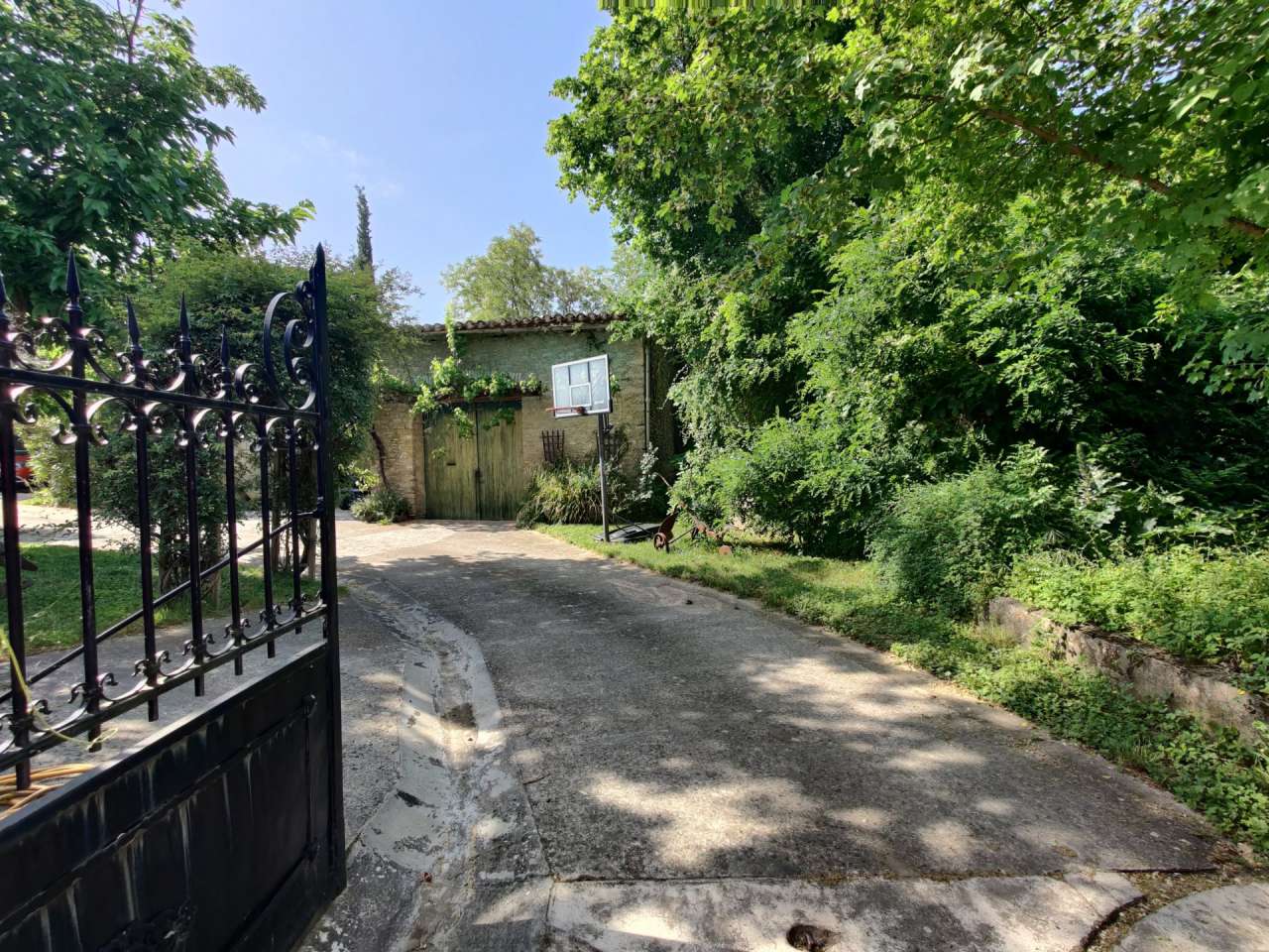 Located in a quiet setting on the edge of Limoux and with a total of 7 bedr