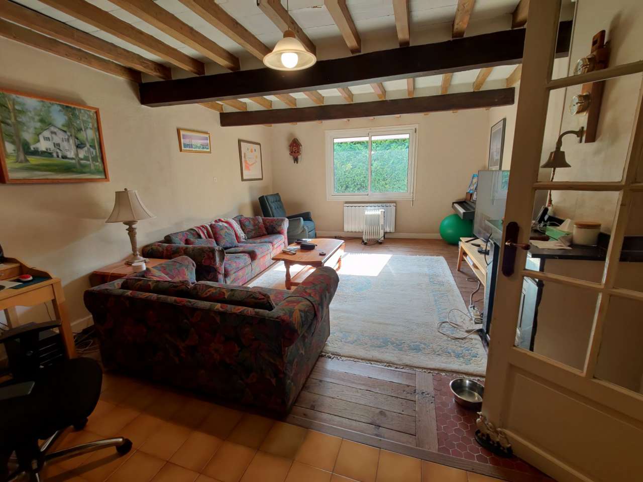 Located in a quiet setting on the edge of Limoux and with a total of 7 bedr