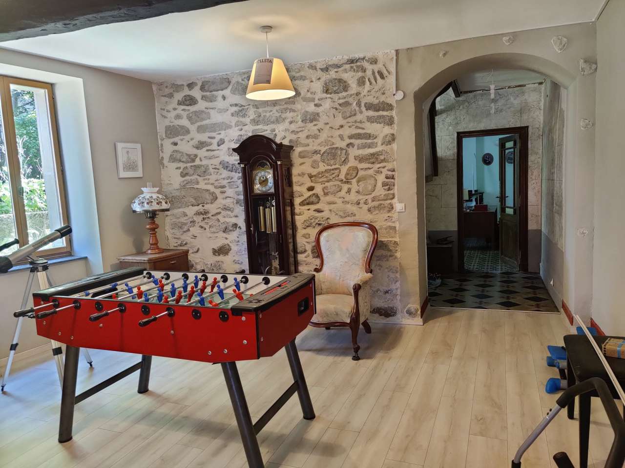 Located in a quiet setting on the edge of Limoux and with a total of 7 bedr