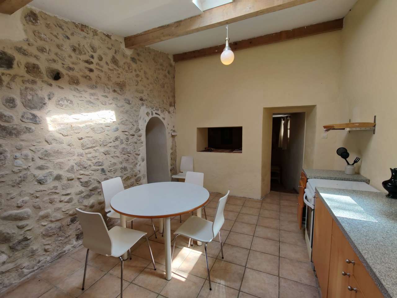 Located in a quiet setting on the edge of Limoux and with a total of 7 bedr