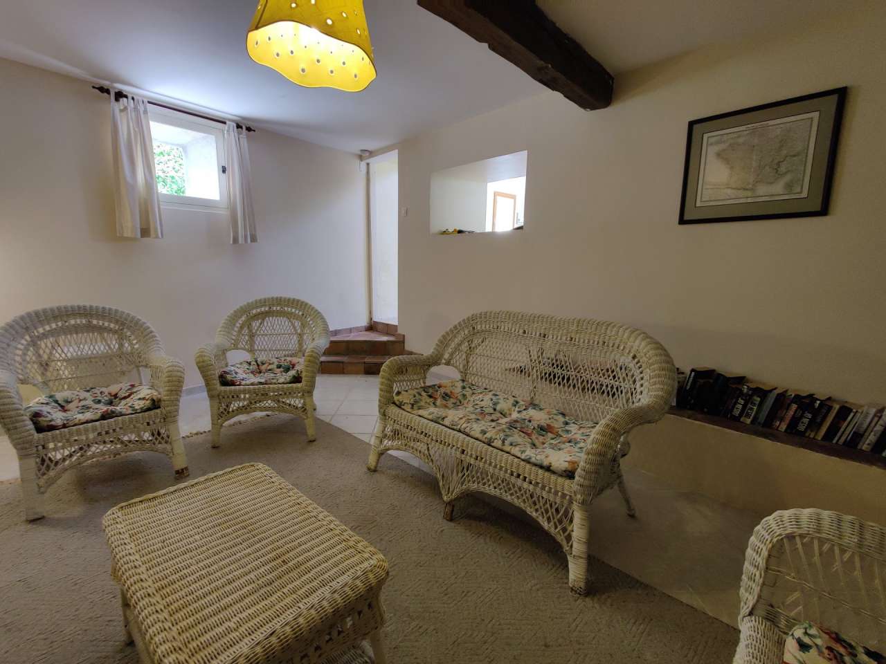 Located in a quiet setting on the edge of Limoux and with a total of 7 bedr