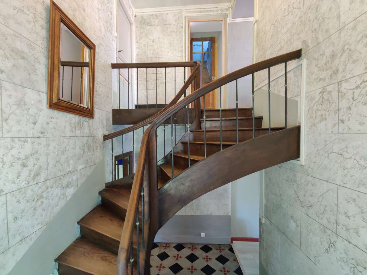 Located in a quiet setting on the edge of Limoux and with a total of 7 bedr