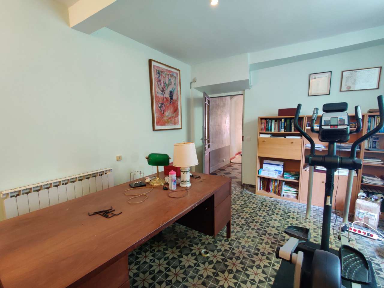 Located in a quiet setting on the edge of Limoux and with a total of 7 bedr