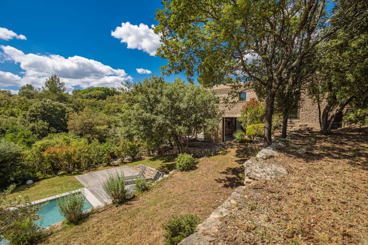 Modern and beautifully presented 5 bedroom stone built home, ideally situat