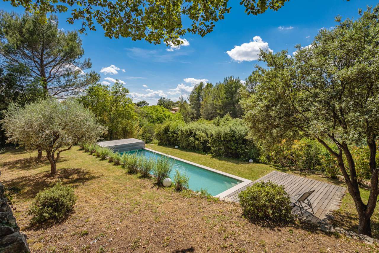 Modern and beautifully presented 5 bedroom stone built home, ideally situat