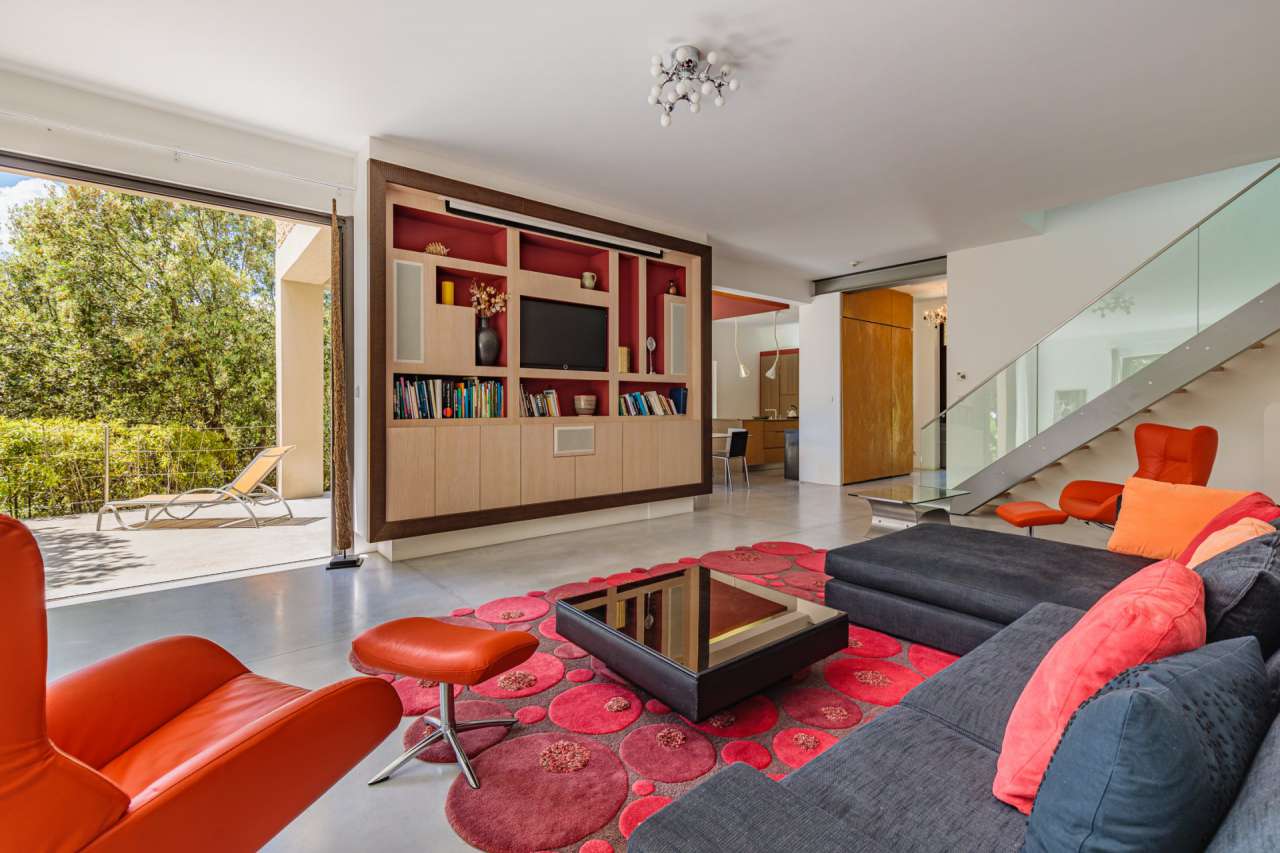 Modern and beautifully presented 5 bedroom stone built home, ideally situat