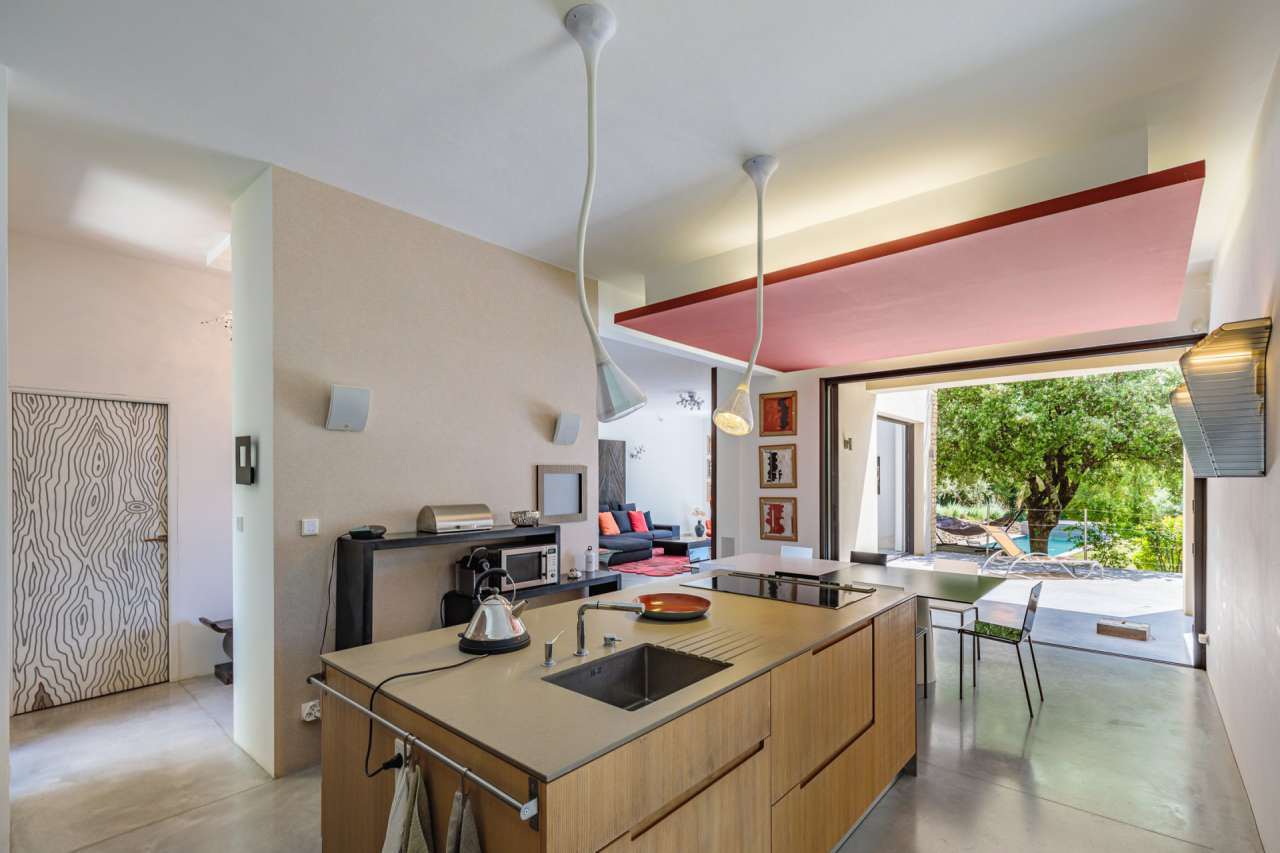 Modern and beautifully presented 5 bedroom stone built home, ideally situat