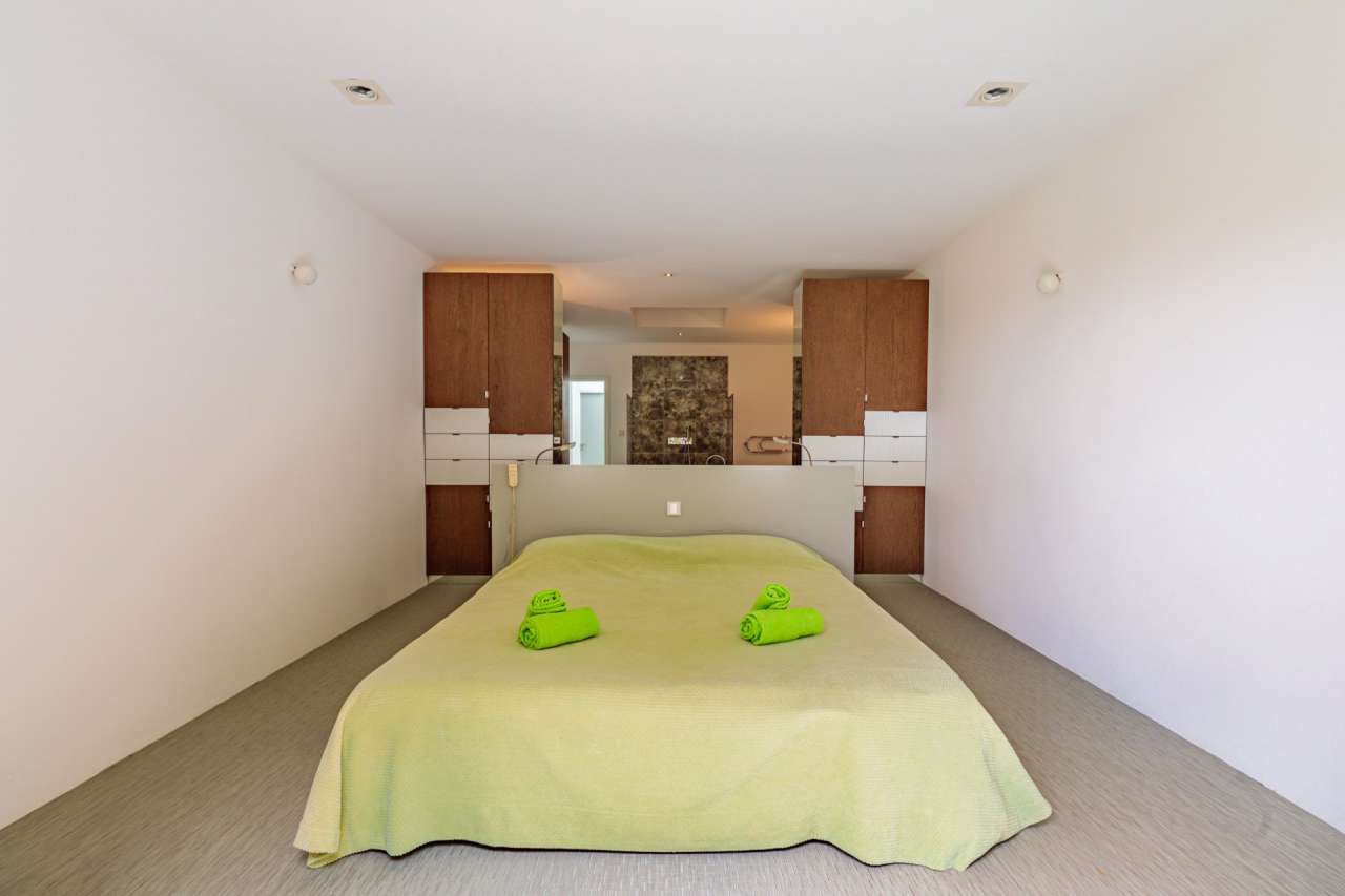 Modern and beautifully presented 5 bedroom stone built home, ideally situat