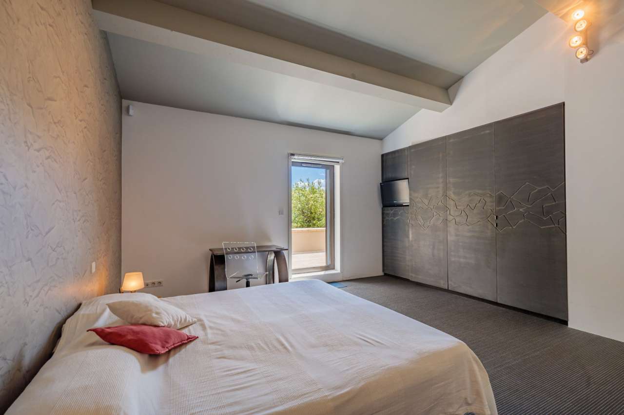 Modern and beautifully presented 5 bedroom stone built home, ideally situat